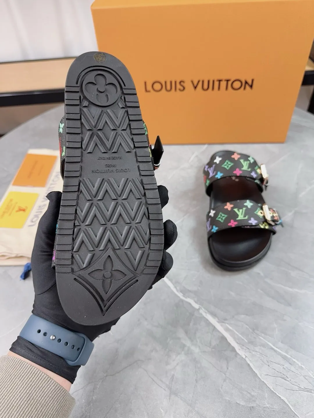 👟👟Ex-factory price 400👟👟 New slippers for spring and summer🌟The belt buckle is adjustable and elastic, full of beach style, original molded LV metal logo decoration, fashionable and beautiful, super versatile🤳🏻upper cowhide/customized imported jacquard fabric/original old-fashioned leather material, water-dyed sheepskin lining (water platform + wear-resistant velvet + rubber sole) three-layer combination outsole 🔶Size: Female 35-43 Male: 38-46